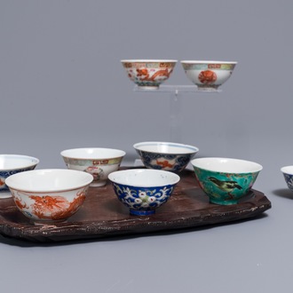 Neuf tasses à vin en porcelaine de Chine sur plateau en bois gravé, 19/20ème